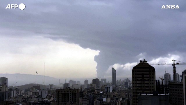 Raid a depositi di petrolio a Teheran. Protezione civile: Pioggia acida, rimanere in casa