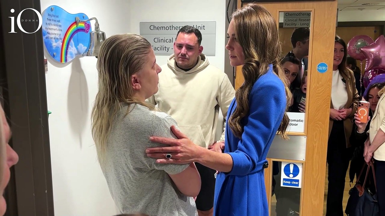 Kate Middleton incontra una mamma guarita dal cancro: l'abbraccio e la rivelazione sui figli