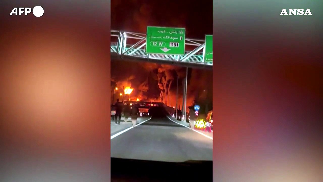 Iran, raid Usa-Israele su cinque impianti petroliferi: maxi incendio a Teheran