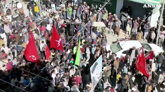 Pakistan, in migliaia marciano dopo la morte di Khamenei con cartelli e bandiere