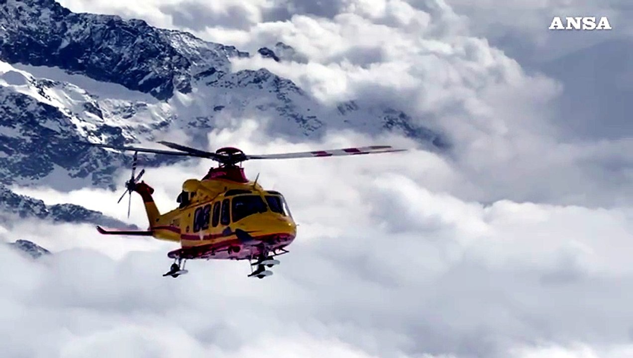 I soccorsi agli scialpinisti caduti in un crepaccio sul Monte Rosa