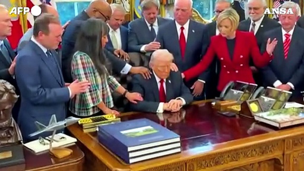 La preghiera per Trump nello Studio ovale