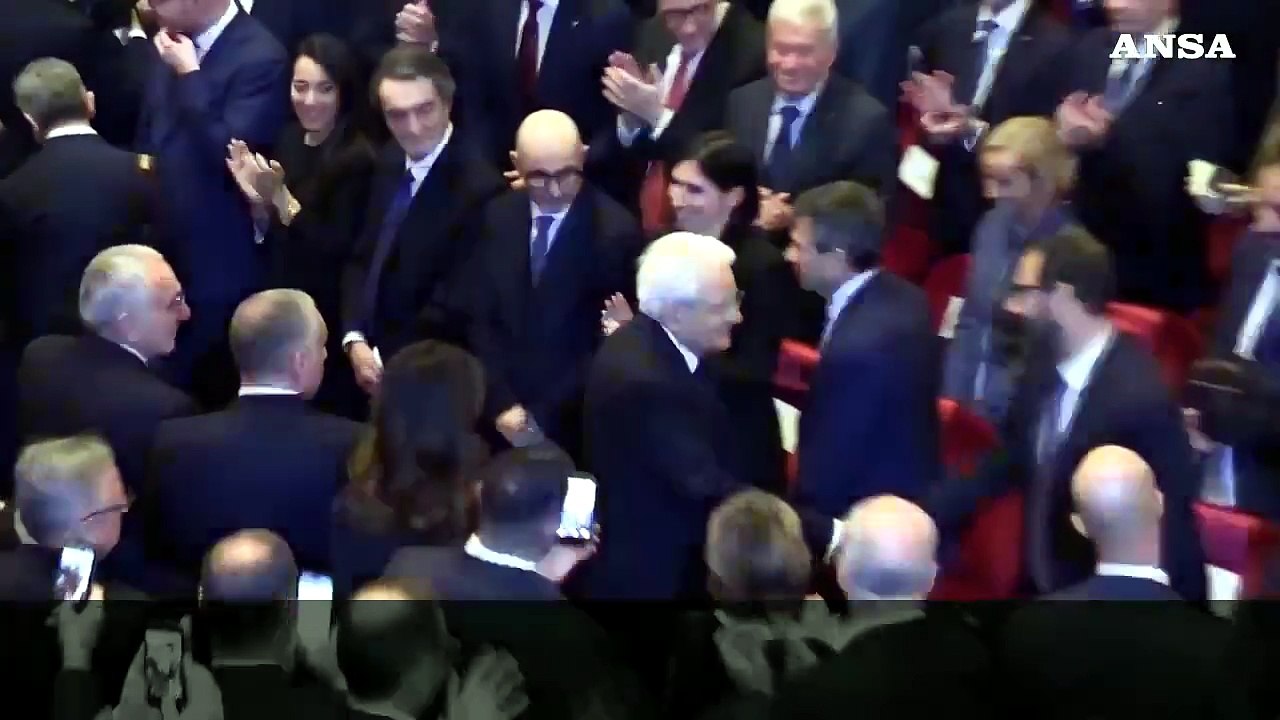 I 150 anni del "Corriere", Mattarella lascia la Scala fra gli applausi