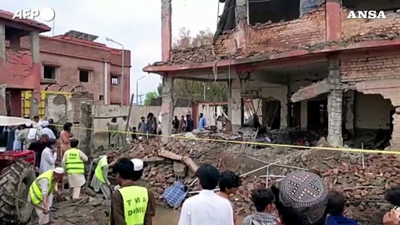 Pakistan, almeno cinque morti in un attacco suicida con un'autobomba a Bannu