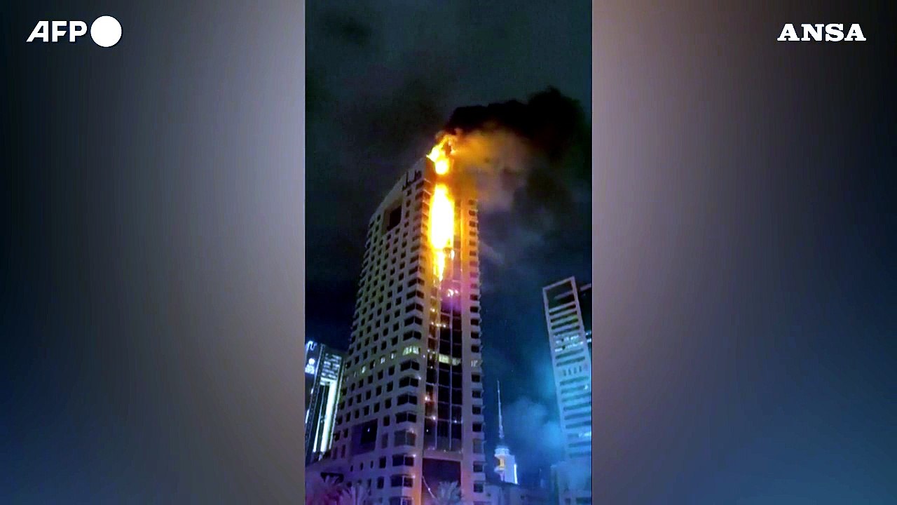 Attacco con droni a Kuwait City, torre di un edificio governativo in fiamme