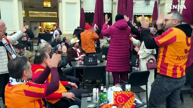 Juventus-Galatasaray, tifosi turchi cantano in piazza San Carlo