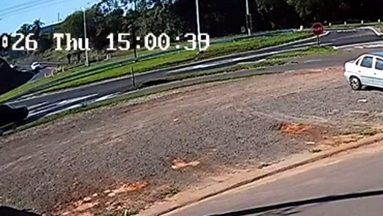 Câmera de segurança registra acidente que matou motociclista em trevo da PR-323