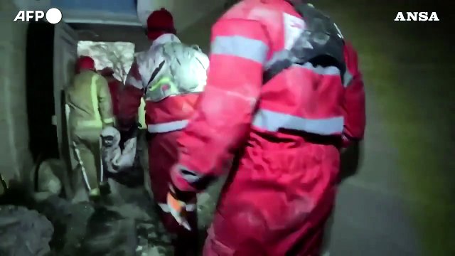 Soccorritori cercano sopravvissuti tra le macerie a Teheran