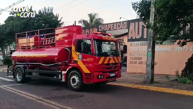 Incêndio em oficina mobiliza bombeiros e quase atinge veículos em Toledo