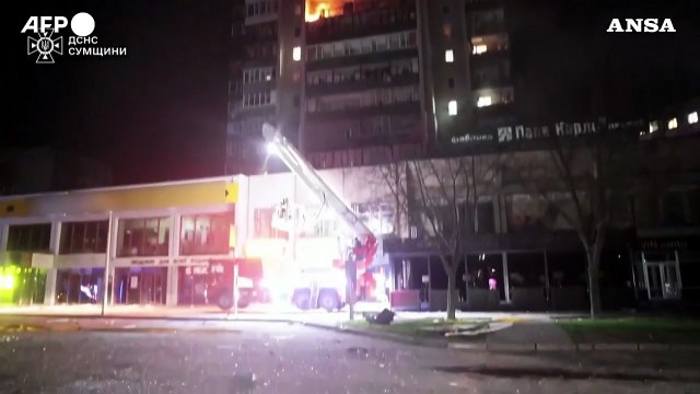 Ucraina, edificio residenziale in fiamme dopo un attacco a Sumy