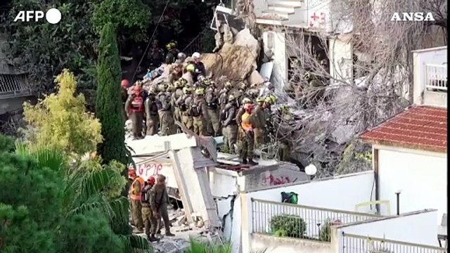 Israele, soccorritori cercano dispersi dopo il crollo di un edificio colpito da missili iraniani