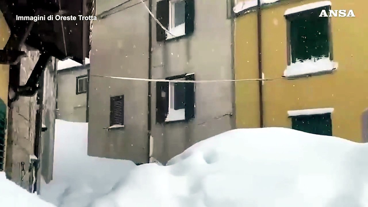 Bufera a Capracotta, il paese si risveglia coperto da due metri di neve