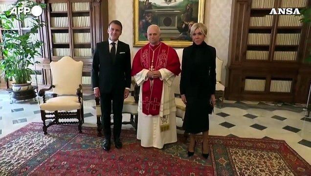 Macron in Vaticano, colloquio e scambio di doni con papa Leone