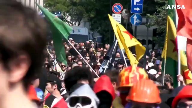 Milano, tensioni al corteo contro il raduno dei Patrioti: idranti e lacrimogeni sui manifestanti
