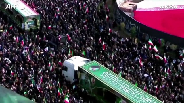 Teheran, i funerali dei vertici militari uccisi da Usa e Israele