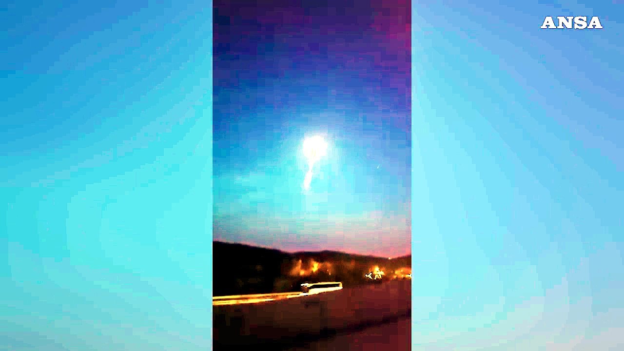 Scia luminosa all'alba nei cieli di Campania e Puglia