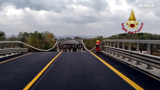 Continuano le ricerche dell'auto caduta dopo il crollo del ponte sul fiume Trigno