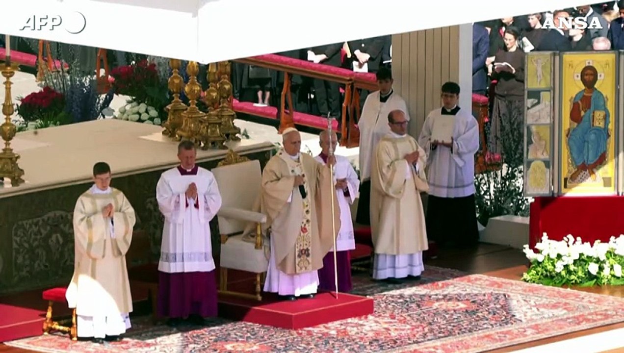 Messa di Pasqua a San Pietro, il Papa dal terrazzo della Basilica