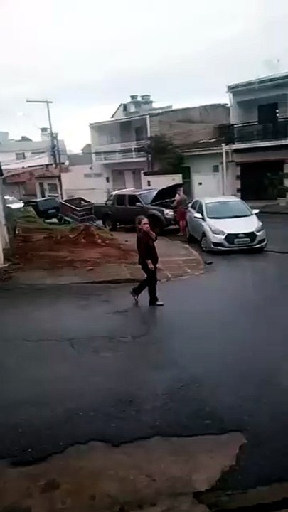 Vídeo mostra moradora do Feitosa andando por rua antes de desaparecer