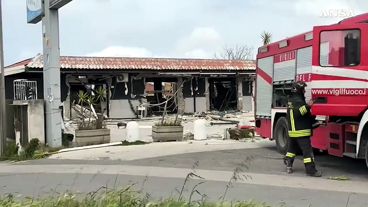 Esplosione in una pizzeria in costruzione nel Napoletano, tre feriti non gravi