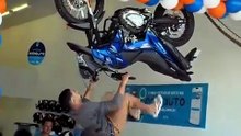 Rester suspendu 10 minutes à une moto pour la gagner, le défi fou au Brésil