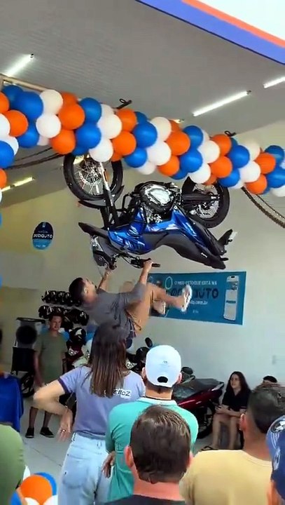 Rester suspendu 10 minutes à une moto pour la gagner, le défi fou au Brésil