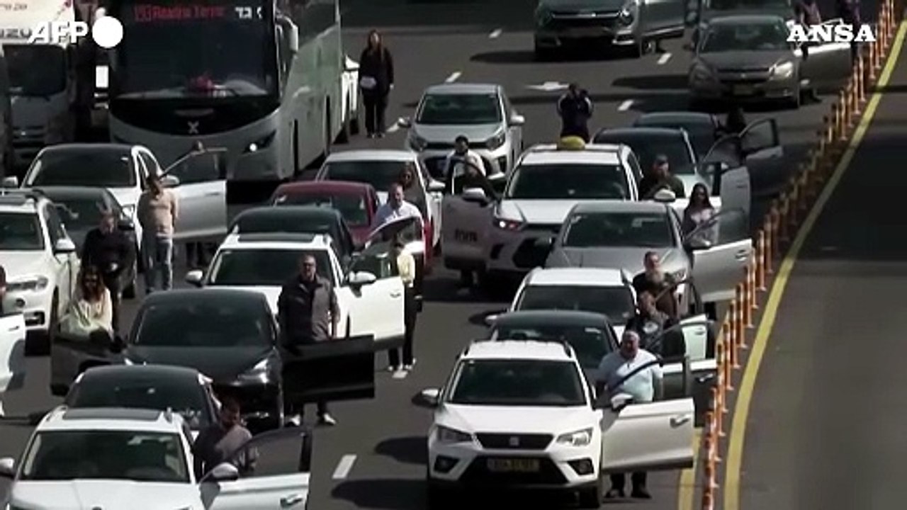 Tel Aviv si ferma per rendere omaggio alle vittime della Shoah