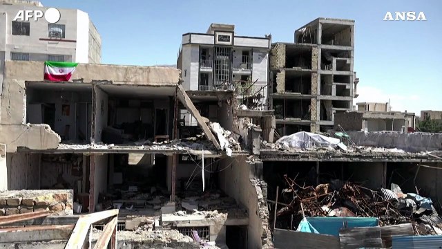 Iran, il ponte di Karaj negli istanti in cui viene colpito da un raid Usa