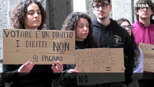 I diritti non si pagano , la protesta sul voto dei fuorisede a Napoli