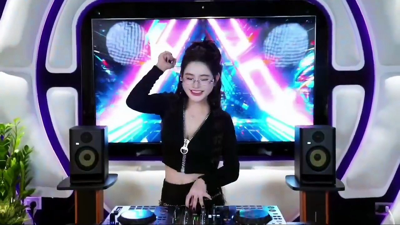 Sao phải cách xa Remix - Thúy Loan cover