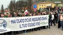 L'ultimo saluto a Bossi, il feretro accolto tra i cori a Pontida