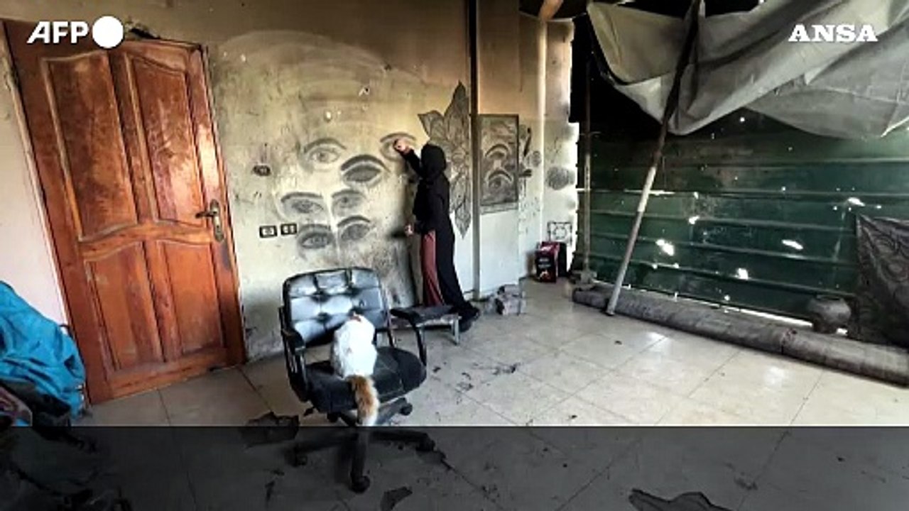 A Gaza l'impegno di una pittrice per mantenere la sua arte senza piu' mezzi