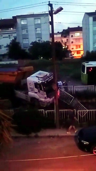 Körfez’de freni boşalan kamyon dere yatağına uçtu