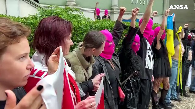 Sit in delle Pussy Riot e Femen al padiglione Russia della Biennale di Venezia