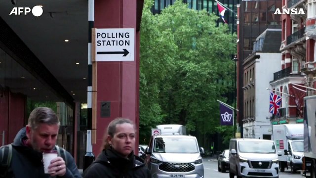 Aperti i seggi per le elezioni locali nel Regno Unito: la visita di Keir Starmer