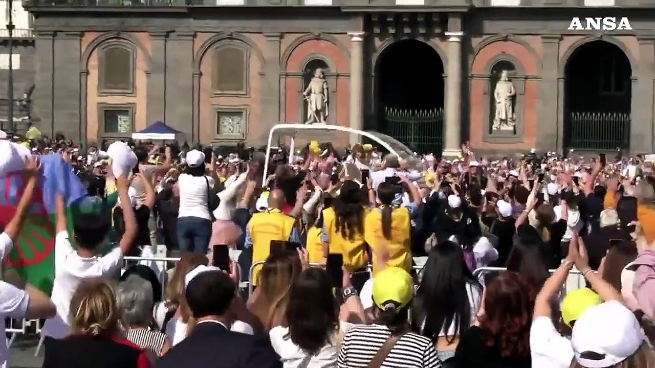 Napoli, l'entusiasmo dei fedeli all'arrivo di papa Leone in piazza Plebiscito