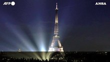 La Torre Eiffel si illumina per il ritorno sul palco di Celine Dion