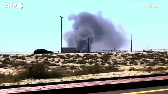 Droni iraniani contro l'aeroporto del Kuwait, in fiamme serbatoi di carburante