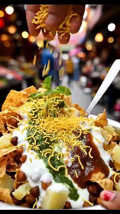 Crispy papri chaat loaded with tangy flavors at a bustling street food stall 🥗✨🌶️  #PapriChaat #StreetFood #Foodie #DesiFood #ChaatLover #SpicyTreat #ViralFood #FoodStreet