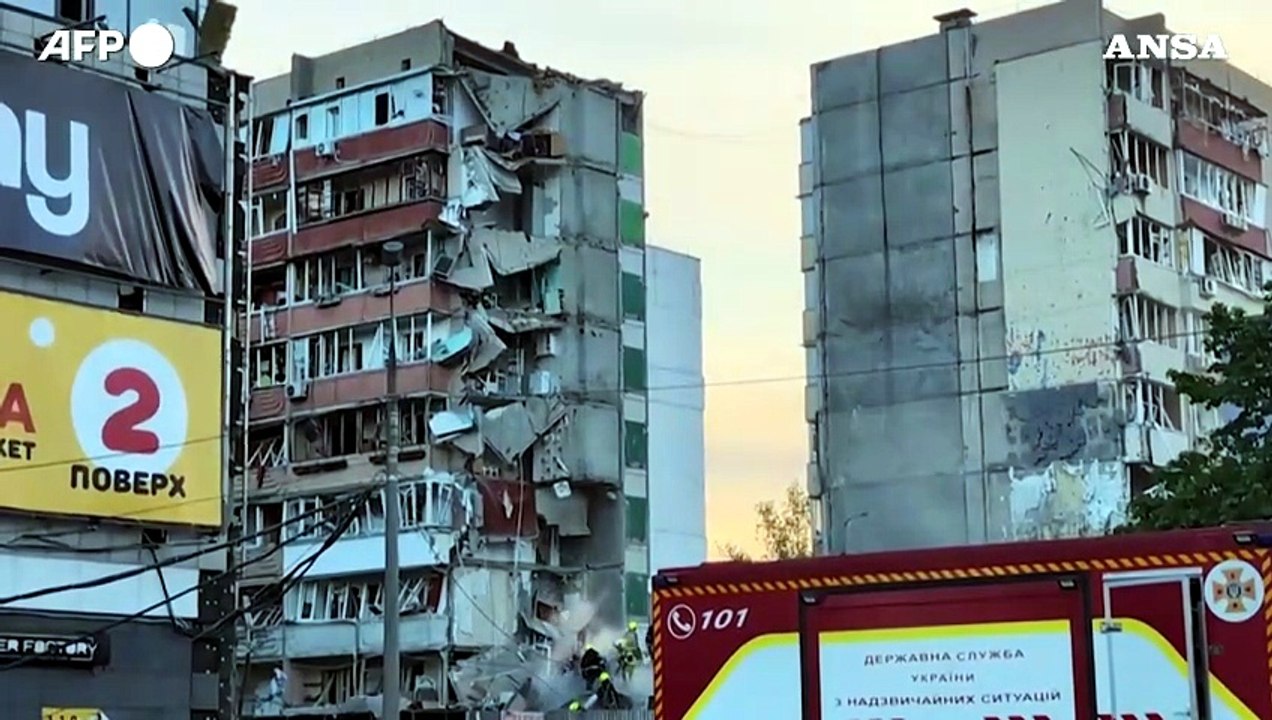 Droni e missili su Kiev, i soccorritori al lavoro tra le macerie