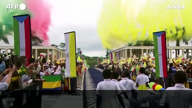 Il Papa nella San Pietro della Guinea Equatoriale, l'arrivo tra due ali di folla