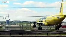 Usa, aereo colpisce un lampione e un camion durante l'atterraggio