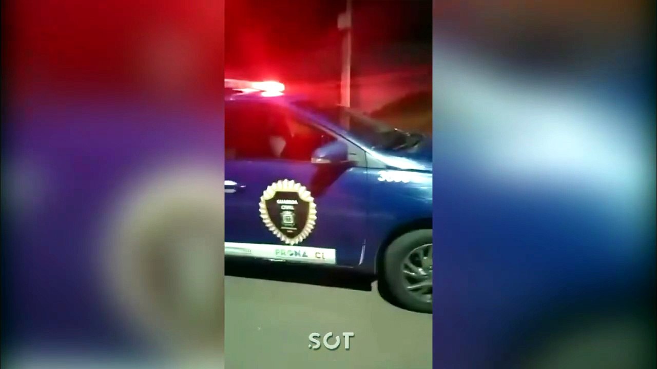 Entediado, rapaz arranca pavers de calçada e espalha peças em rua de Cascavel durante a madrugada