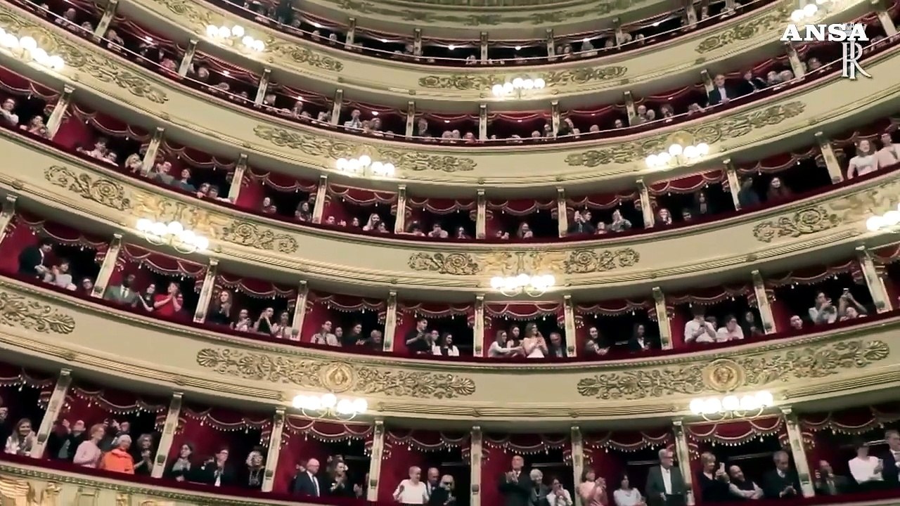 Milano, ovazione per Mattarella al suo ingresso alla Scala