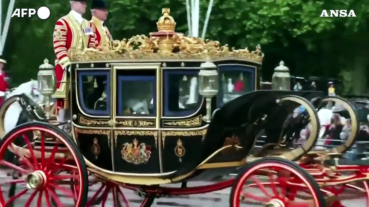 King's Speech, Carlo e Camilla in carrozza verso il Parlamento