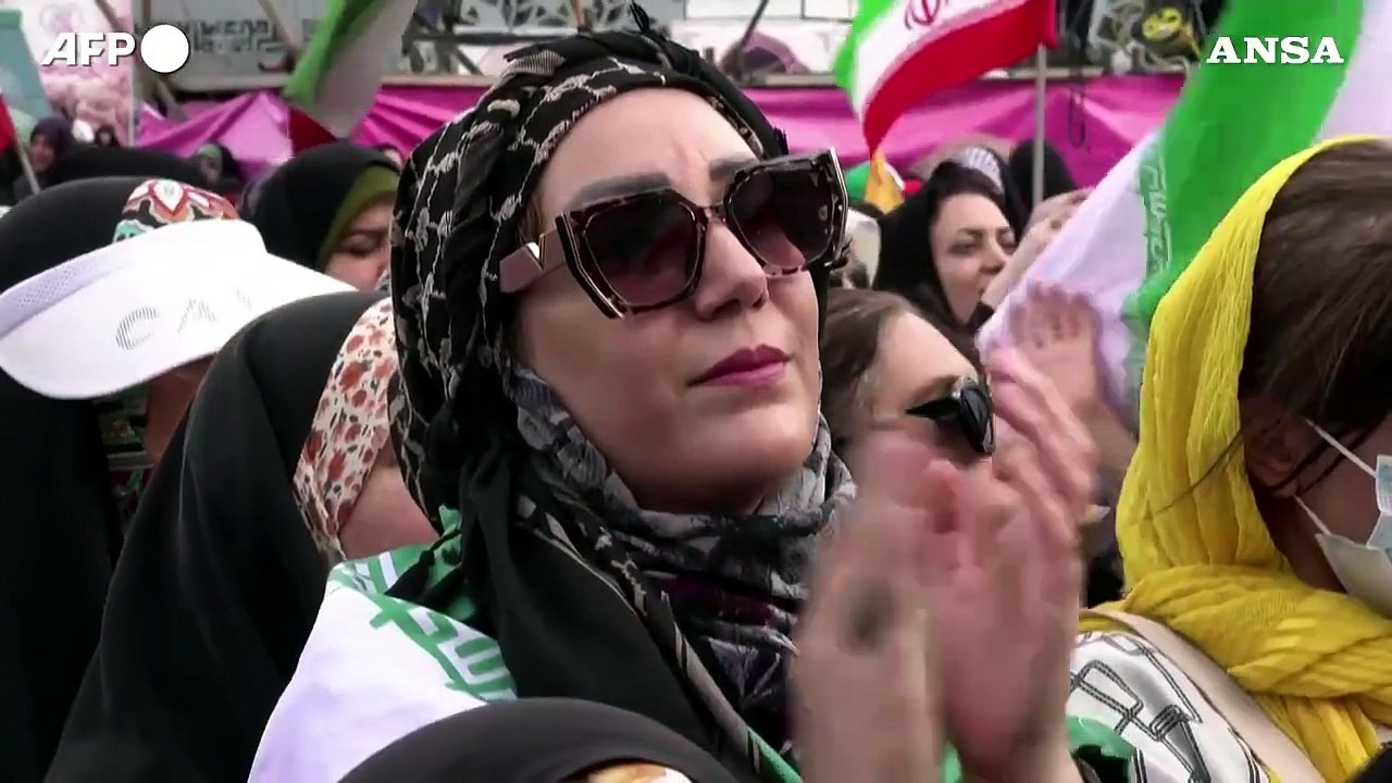 Matrimonio di massa a Teheran, le coppie arrivano su jeep militari