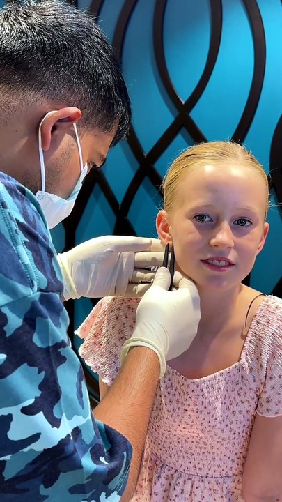 She Squeezed My Hand So Tight 🤝 | Little Girl's First Lobe Piercing Vlog #earpiercing #earrings