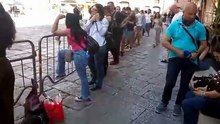 I festeggiamenti a Palermo di Dua Lipa e del marito Callum Turner