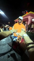 Bad Bunny drague une fan devant son petit ami