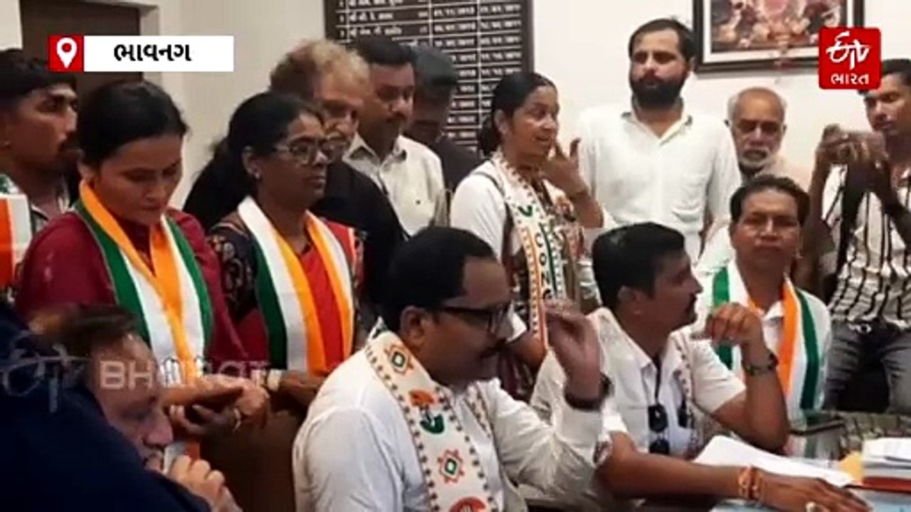 ભાવનગર: દબાણ હટાવ સેલની કાર્યવાહી સામે લારી ધારકો સાથે કોંગ્રેસે કર્યો મનપા કચેરીનો ઘેરાવ